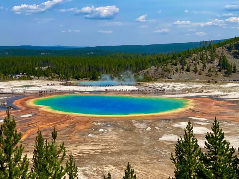Best Areas to Stay in Yellowstone National Park (Families Guide)