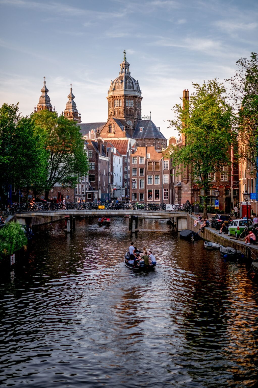 Best Areas to Stay in Amsterdam (Solo Traveler Guide)